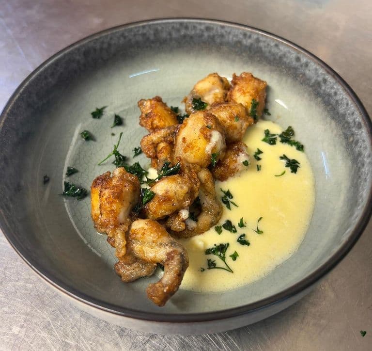 Cassolette de scampis poêlés nappés d’une sauce à la crème