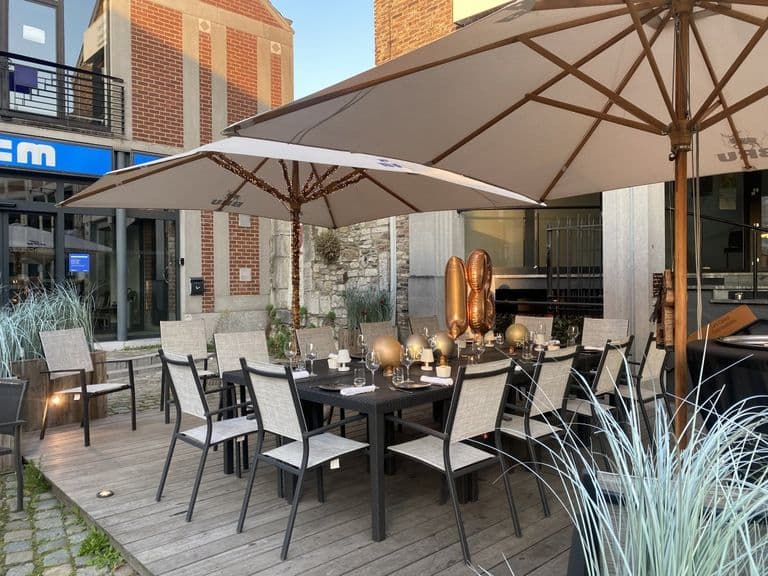 Terrasse du restaurant avec parasols et tables, place Saint-Séverin à Huy